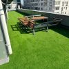 15 mm Yeşil Çim Halı, doğal çim görünümüne en yakın, ekonomik ve dayanıklı çim halı modellerinden biridir. Balkon, teras, bahçe, çocuk oyun alanı, kafe–restoran dış alanları, etkinlik zeminleri, vitrin dekorasyonu ve peyzaj uygulamalarında güvenle kullanılabilir.