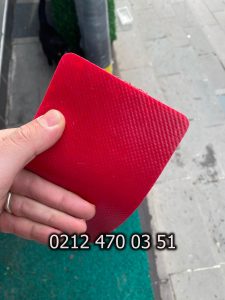 Altı kapalı kıvırcık paspas 14 mm kalınlık, 122 cm x 11 mt rulo ölçü, gri ve kırmızı renk seçenekleriyle mağaza ve ofis girişleri için ideal kaymaz paspas.