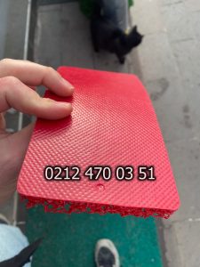 Altı kapalı kıvırcık paspas 14 mm kalınlık, 122 cm x 11 mt rulo ölçü, gri ve kırmızı renk seçenekleriyle mağaza ve ofis girişleri için ideal kaymaz paspas.
